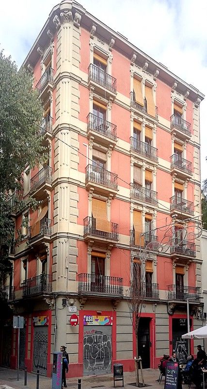 Reference images of Spanish architecture.