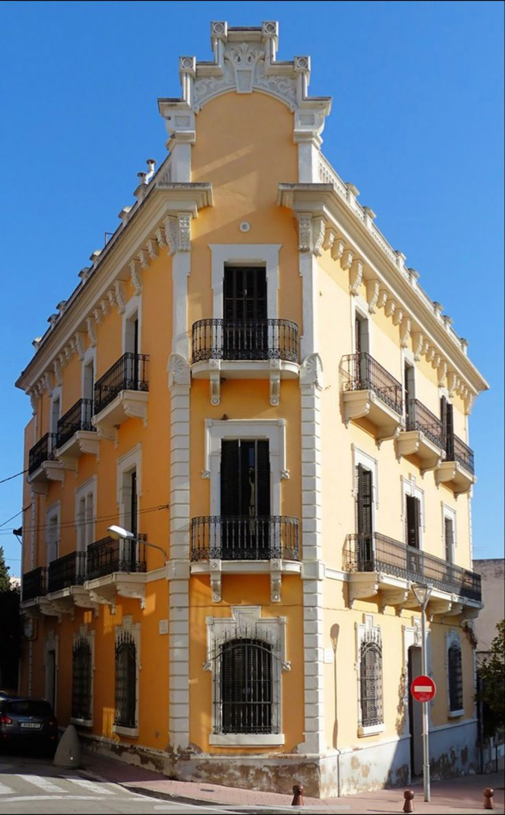 Reference images of Spanish architecture.