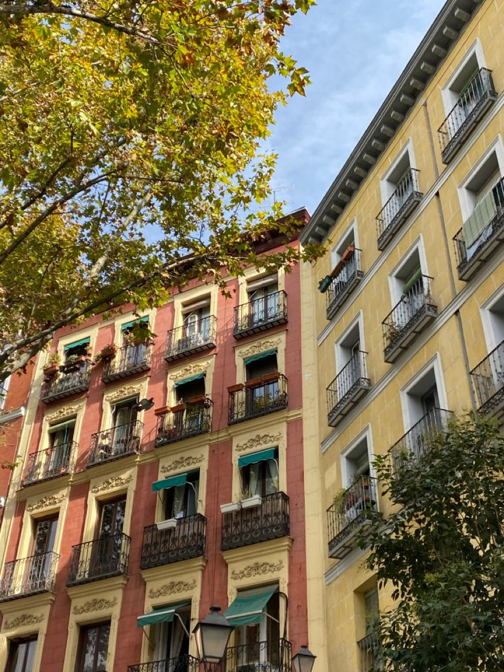 Reference images of Spanish architecture.