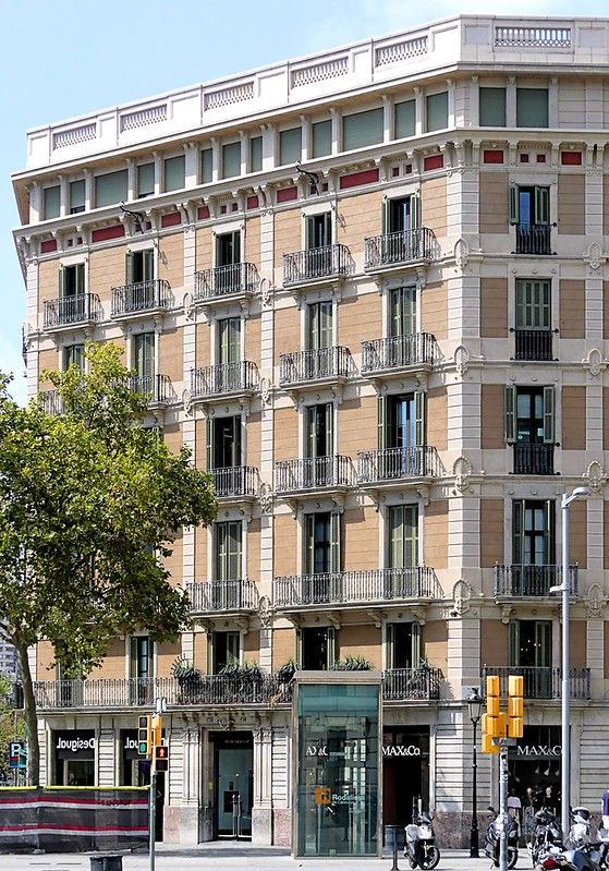 Reference images of Spanish architecture.